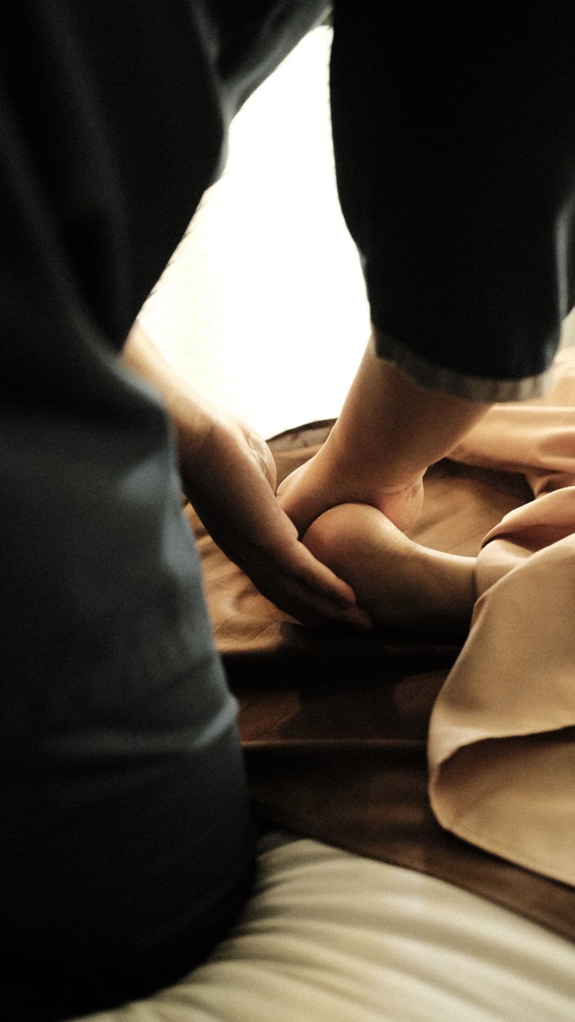 Pijat kaki dengan tekanan lembut