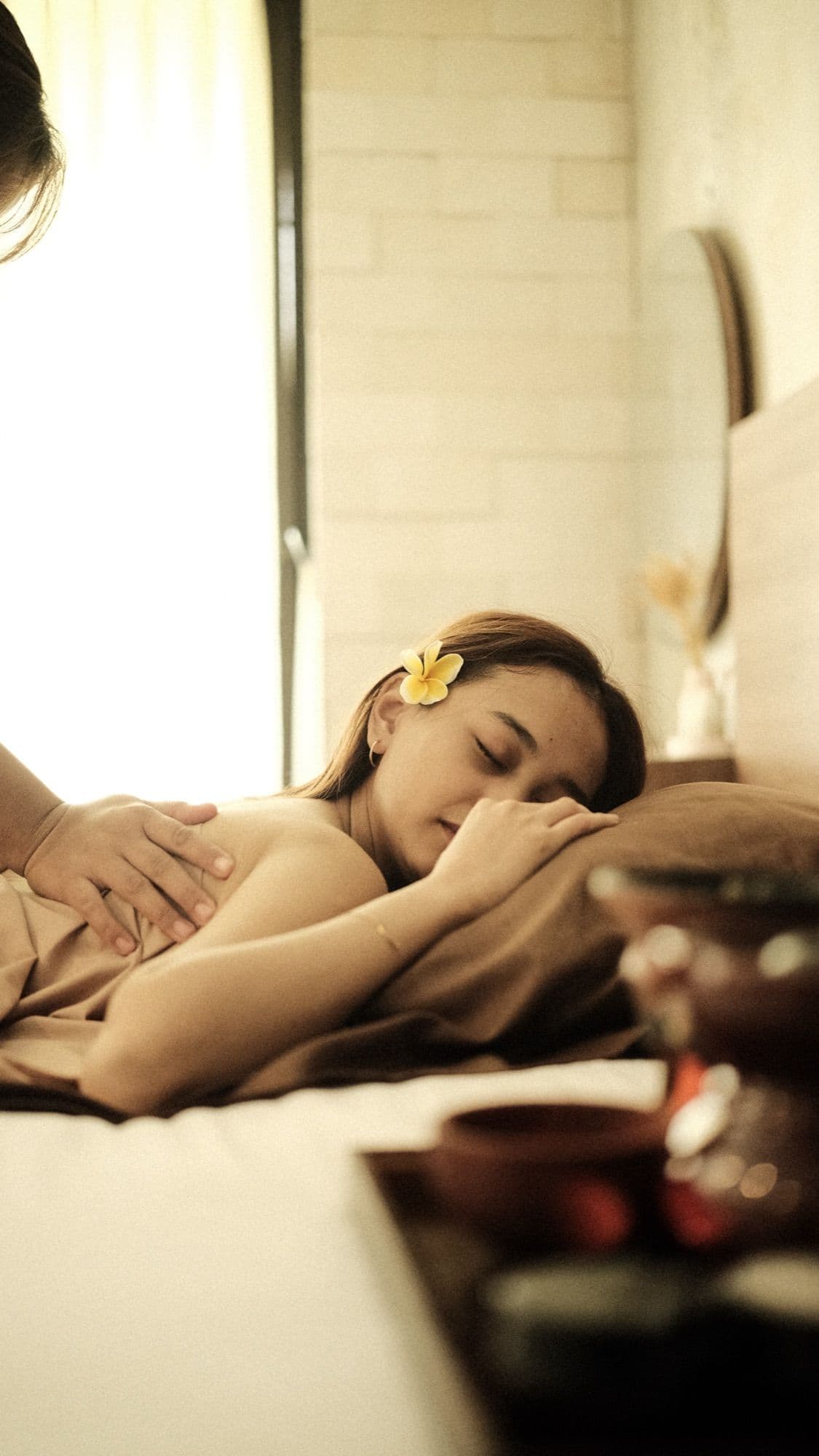 Relaksasi massage di Ke-Ruma dengan bunga kamboja