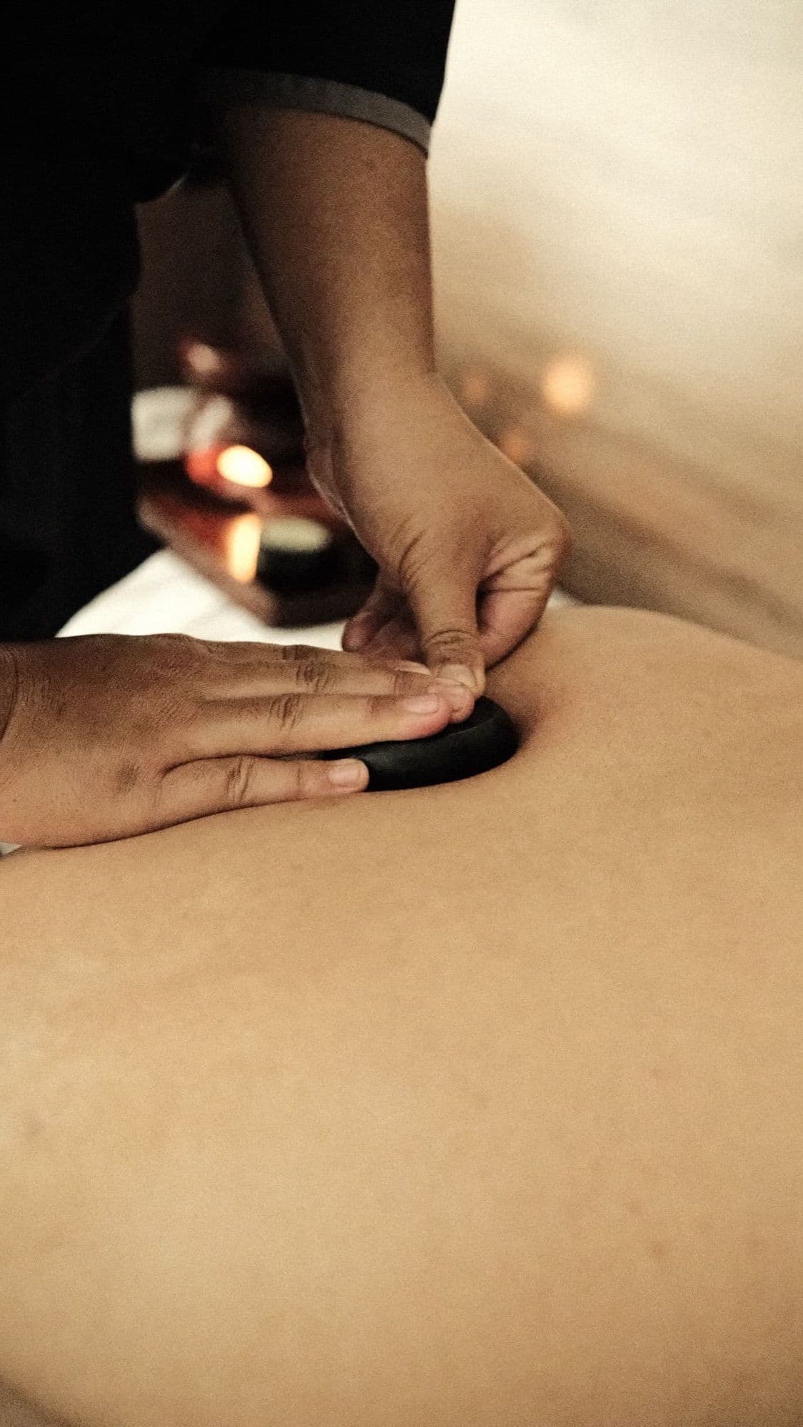 Terapi hot stone di punggung